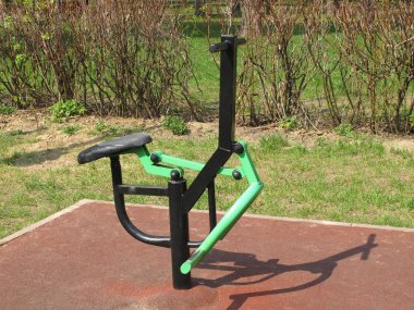 Parkta spor simülatörü. Yaz, güneşli, hiç kimse.
