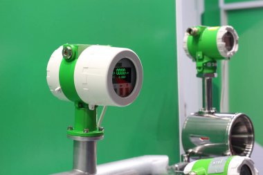 Toplu Coriolis akış ölçer. Kütle, hacim, yoğunluk akışının ölçümü.