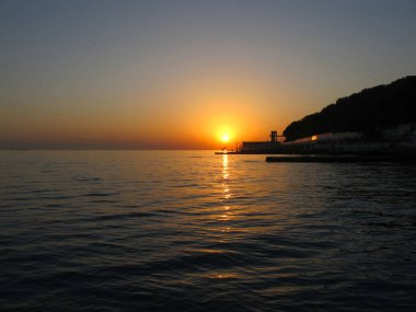 Deniz üzerinde güzel gün batımı. Turuncu gökyüzü.