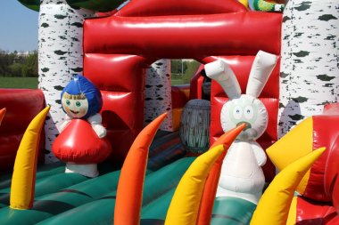 Çocuklar için şişme renkli trambolin. Renkli bir evde çocuklara atlamak.