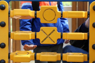 Tic tac toe oyunu. Parkta oynayın.