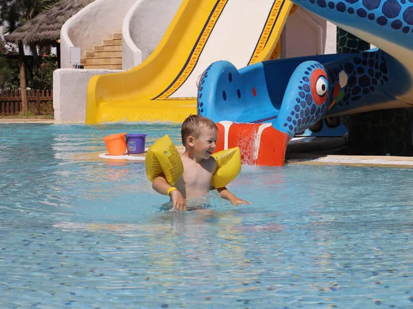 Piccolo ragazzo carino in estate nuota in piscina . — Foto Stock