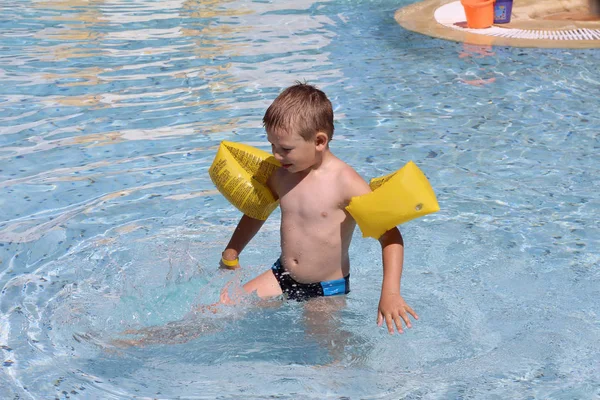 Piccolo ragazzo carino in estate nuota in piscina . — Foto Stock