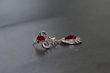 Güzel küpeler, yapay taşlarla süslenmiş. Bir sürü yapay elmas ve yakut.