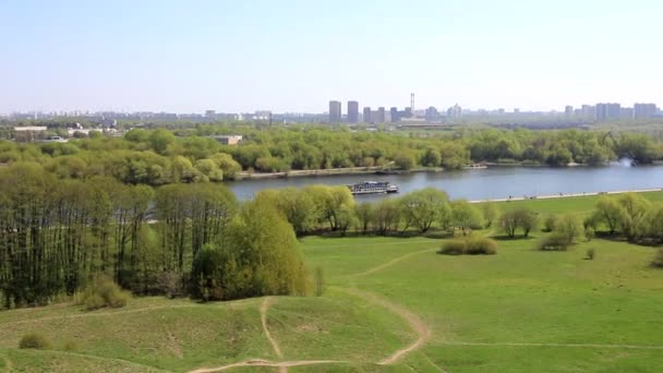 Natuur Lente Uitzicht Vanuit Bergen Naar Rivier Rivierboot Zeilen Verte — Stockvideo