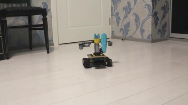 Robot Wykonany Projektanta Jeździ Podłodze Mieszkaniu Mały Robot Porusza Się — Wideo stockowe