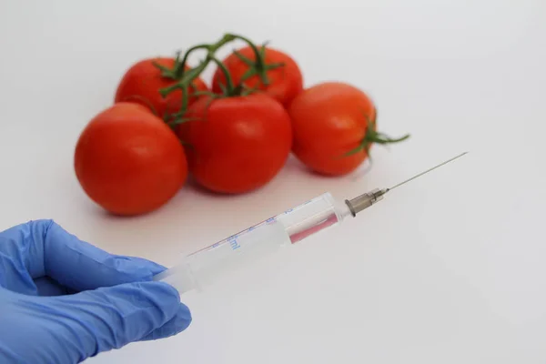 Syringe and tomatoes. Genetically modified nutritional concept. — Stock Photo, Image