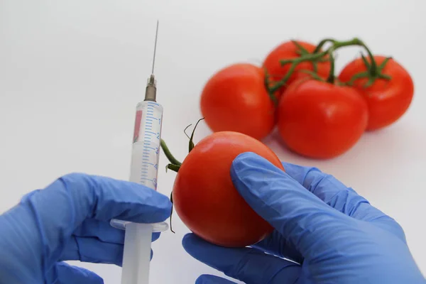 Syringe and tomatoes. Genetically modified nutritional concept. — Stock Photo, Image