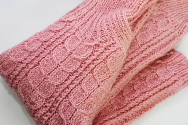 Un suéter de punto rosa cálido yace sobre un fondo blanco . — Foto de Stock