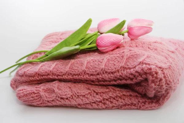 El suéter es complicado. En el suéter hay tres tulipanes rosados . — Foto de Stock