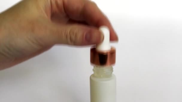 Pipette Avec Liquide Gualinique Dans Une Main Féminine Une Goutte — Video