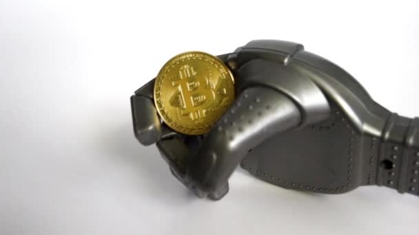 Robot Bir Altın Sikke Tutar Bitcoin Beyaz Arka Plan Kripto — Stok video