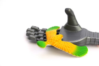 Küçük bir kuş bir robotun parmağında oturuyor..