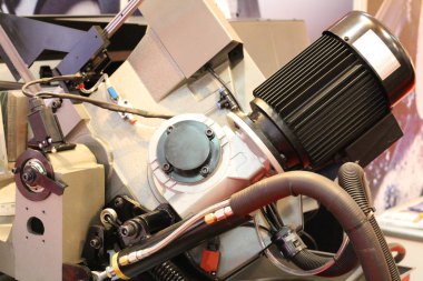 Testere. Metal için otomatik bant testere makinesi.