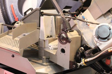 Testere. Metal için otomatik bant testere makinesi.