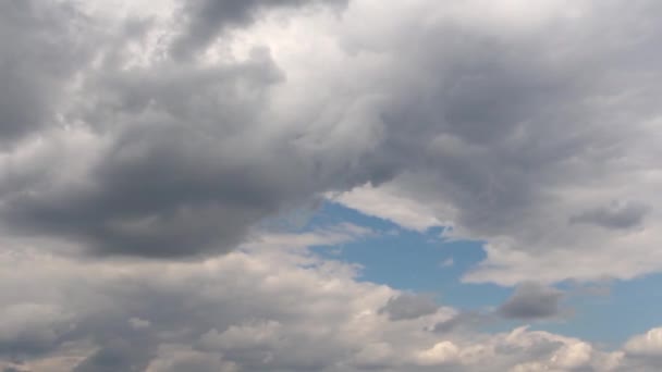 空に暗い雲 暗い雲の中に青い空が見える 飛んでいる鳥は遠くに見える 暗い天気 曇り風景 — ストック動画