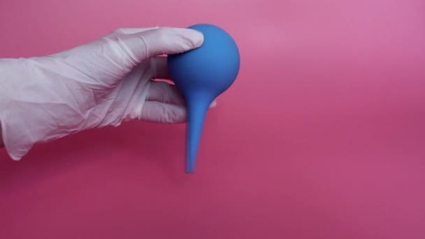 Blauwe Spuit Met Zachte Tip Hand Hand Latex Handschoenen Roze — Stockvideo
