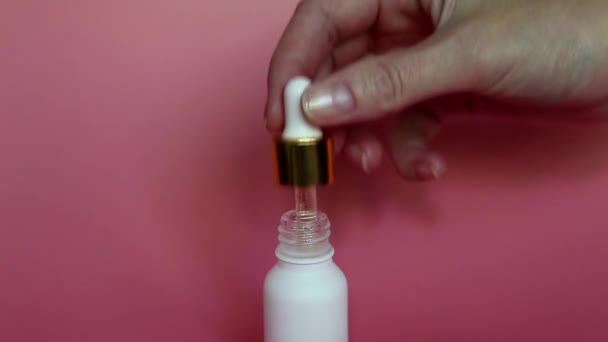 Pipette Avec Liquide Gualinique Dans Une Main Féminine Une Goutte — Video