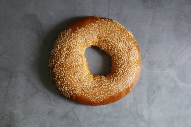 Susamlı taze bir simit. Vintage bir arka planda.