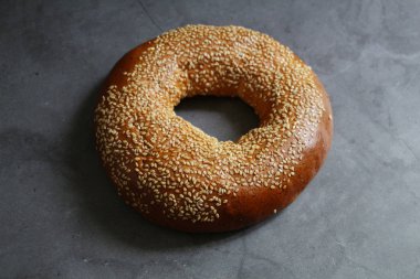 Susamlı taze bir simit. Vintage bir arka planda.