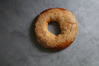 Susamlı taze bir simit. Vintage bir arka planda.