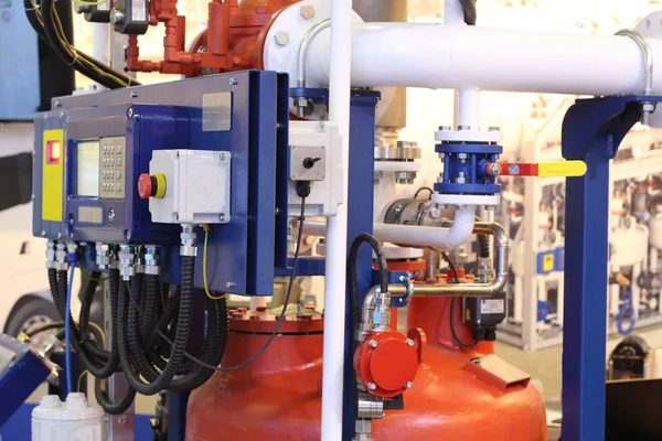 Olie-en gasapparatuur in de fabriek. Leidingen door welke gasstromen. — Stockfoto