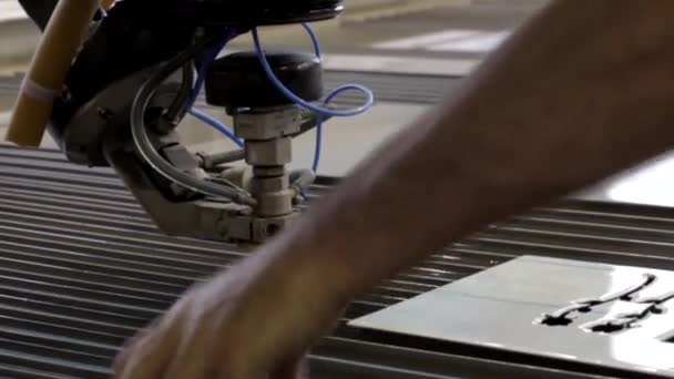 金属处理用水 人的工作 专家的看得见的手 液压磨料切割 金属切割用水 — 图库视频影像
