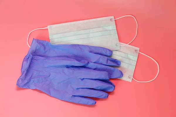 Одноразовая медицинская маска и латексные перчатки. Медицинский набор необходимых одноразовых предметов . — стоковое фото