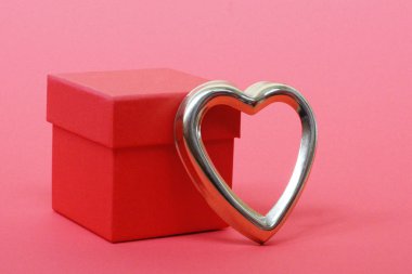 Altın Kalpler ile kırmızı hediye kutusu. Metin için Yerleştir.