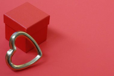 Altın Kalpler ile kırmızı hediye kutusu. Metin için Yerleştir.