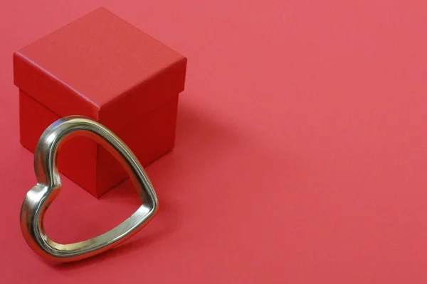 Caja de regalo roja con corazones dorados. Lugar para el texto . — Foto de Stock