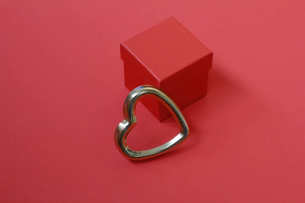 Caja de regalo roja con corazones dorados. Lugar para el texto . — Foto de Stock