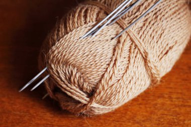 Skein iplik ve örgü iğneler. Örme. KANAVİÇE.