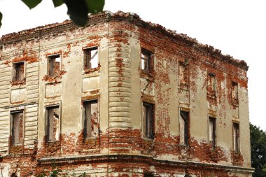 Rus malikanesinin harabeleri. Eski terk edilmiş tuğla bina.