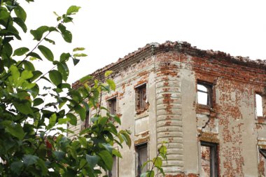 Rus malikanesinin harabeleri. Eski terk edilmiş tuğla bina.