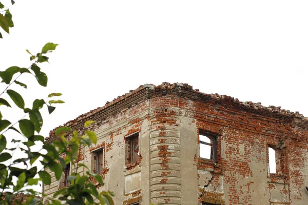 Le rovine del maniero russo. Vecchio edificio in mattoni abbandonato . — Foto Stock