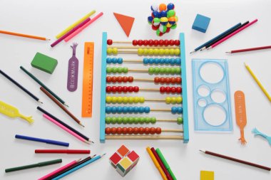 Yakında okula dönüyorum. Renkli abaküs, cetveller, kalemler ve kalemler.