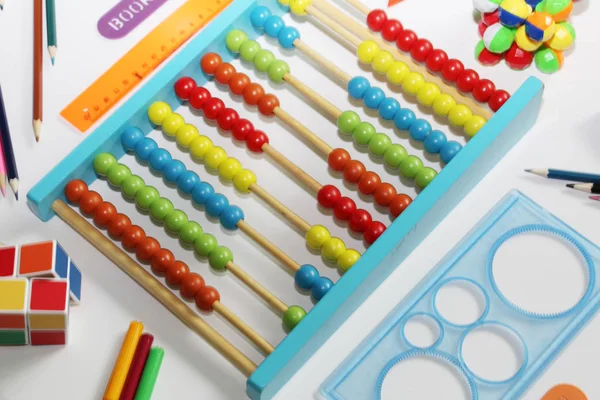 Curând înapoi la şcoală. Abacus colorat, conducători, creioane și pixuri . — Fotografie, imagine de stoc
