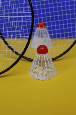 Badminton. İki mekik ve iki badminton raket.