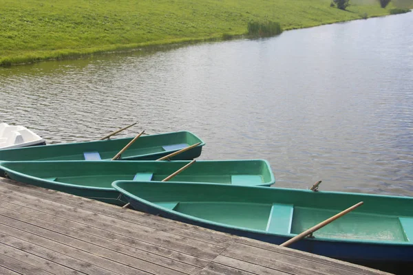 Des bateaux de pêche vides se tiennent sur l'eau . — Photo