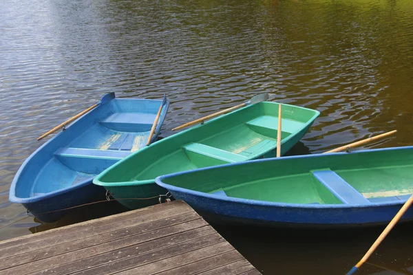 Des bateaux de pêche vides se tiennent sur l'eau . — Photo