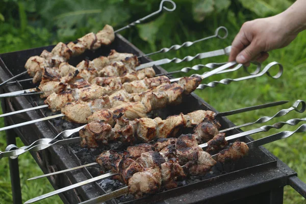 Cuisiner des brochettes de barbecue. Le kebab mariné est grillé au charbon de bois . — Photo