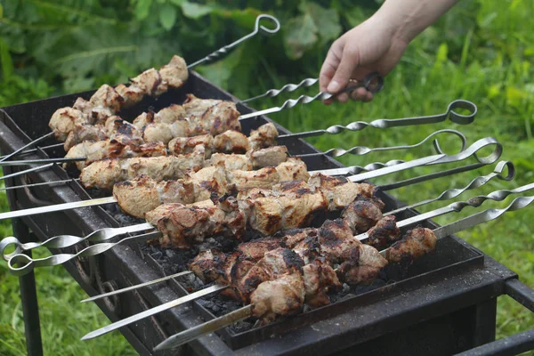 Cuisiner des brochettes de barbecue. Le kebab mariné est grillé au charbon de bois . — Photo