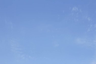 Bulutlarla dolu mavi gökyüzü. Doku arka planı. Doğa temiz hava ile harika bir gün.