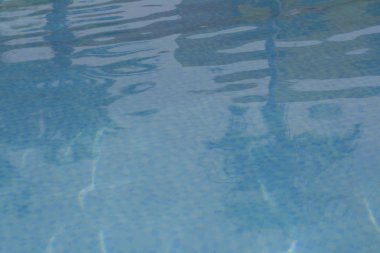 Güneş yansıması ile havuz suyu Dalgalanması.