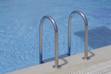 Havuzda mavi suya merdiven.