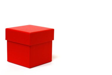 Beyaz arka plan üzerinde kapaklı kırmızı hediye kutusu.