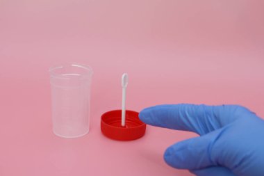 Doktorlar parmak, boş bir dışkı kabını işaret eder..