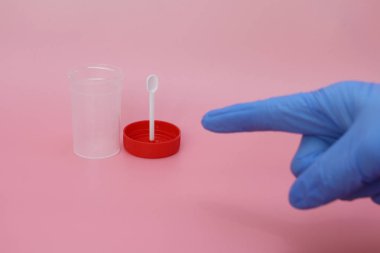 Doktorlar parmak, boş bir dışkı kabını işaret eder..