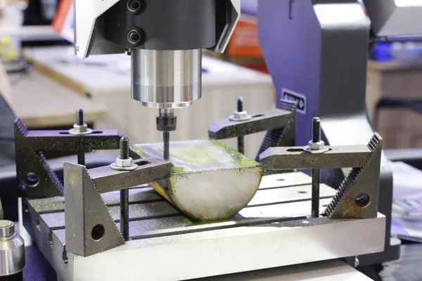 Metal işleme makinesi. Cnc metal işleme frezeleme makinesi.